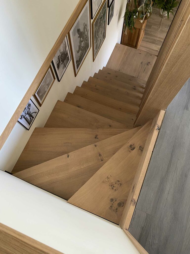 escalier lambris chene noueux maison neuve locmelar menuiserie ollivier 3